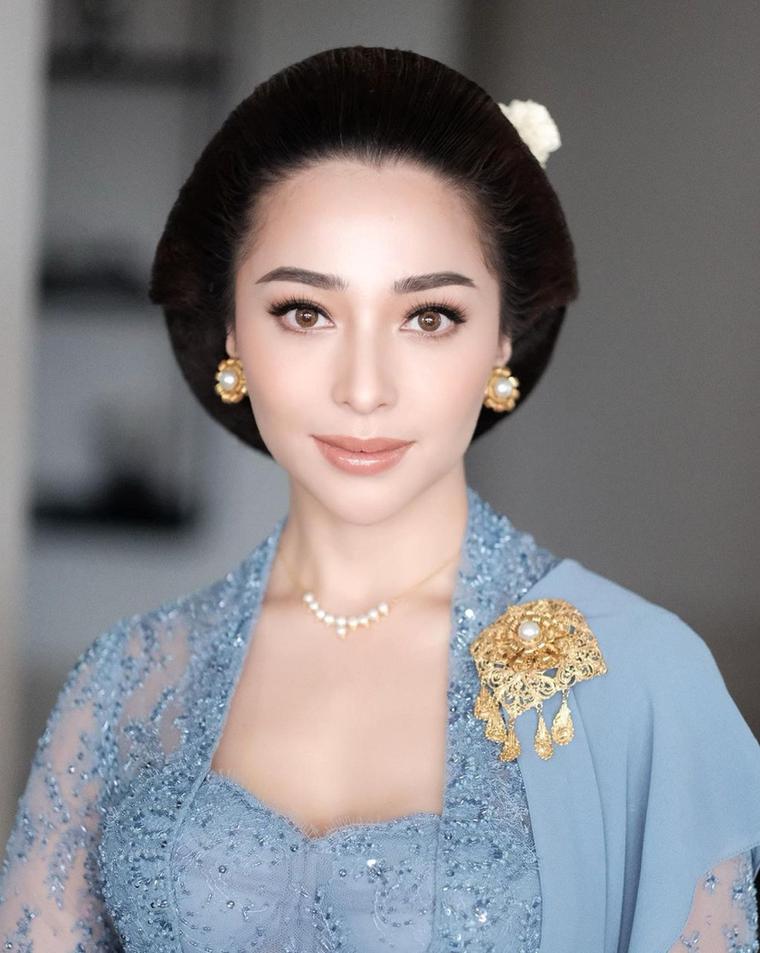 Beda gaya 5 pesinetron di acara tedak siten anak, anggun bersanggul