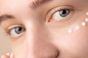 7 Tips menggunakan eye cream agar hasil optimal, gunakan pagi & malam