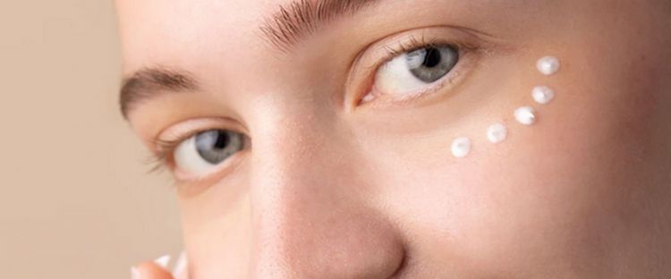 7 Tips menggunakan eye cream agar hasil optimal, gunakan pagi & malam