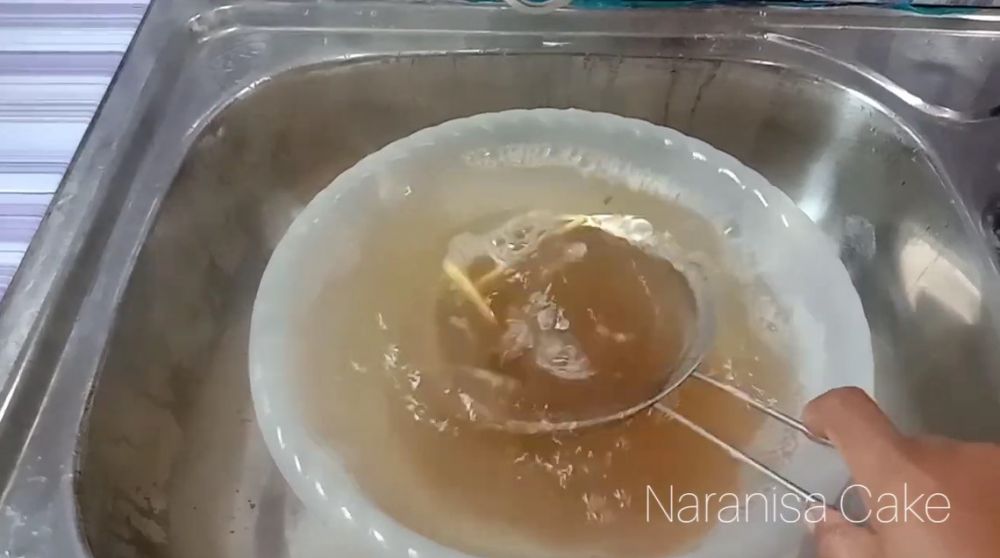 Jadi kesat, ini trik bersihkan alat dapur yang licin bekas buttercream