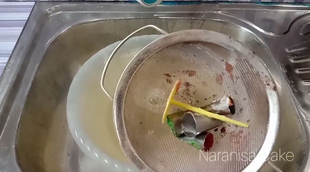 Jadi kesat, ini trik bersihkan alat dapur yang licin bekas buttercream