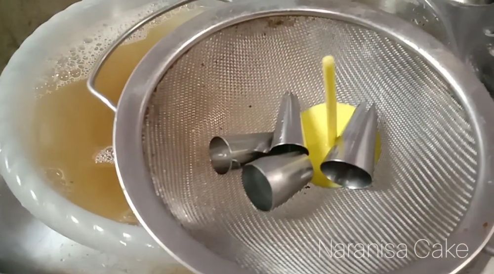 Jadi kesat, ini trik bersihkan alat dapur yang licin bekas buttercream