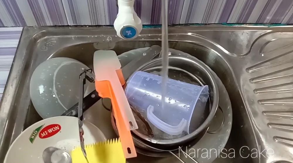 Jadi kesat, ini trik bersihkan alat dapur yang licin bekas buttercream