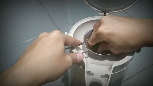 Cara bersihkan bagian dalam termos air, hanya gunakan satu bahan