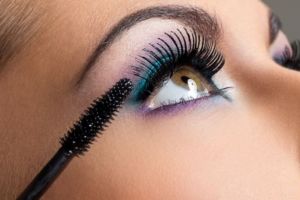 11 Produk maskara warna di bawah Rp 250 ribu, riasan jadi lebih unik