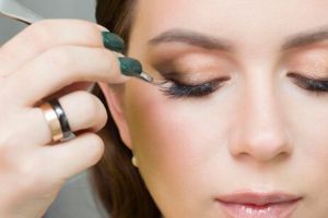 5 Cara memasang bulu mata magnet, oleskan maskara agar tampak natural