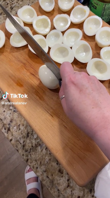 Trik mengiris telur rebus tanpa bikin kuningnya hancur, praktis ditiru