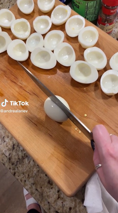 Trik mengiris telur rebus tanpa bikin kuningnya hancur, praktis ditiru