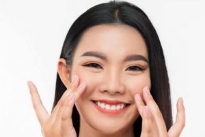 7 Tips makeup untuk tutupi pori-pori besar, wajib gunakan primer