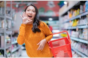 Penjual warung sembako ini susun rapi barang jualannya, ini potretnya