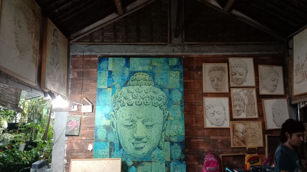Easting Medi seniman Borobudur, tuangkan karya seni lewat empon-empon