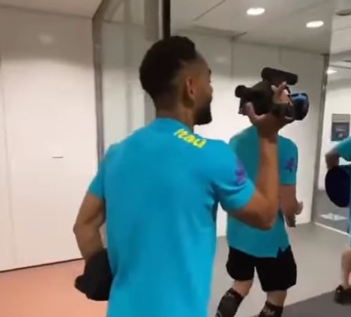 Momen pemain Timnas Brasil masuk stadion sambil joget, kompak abis