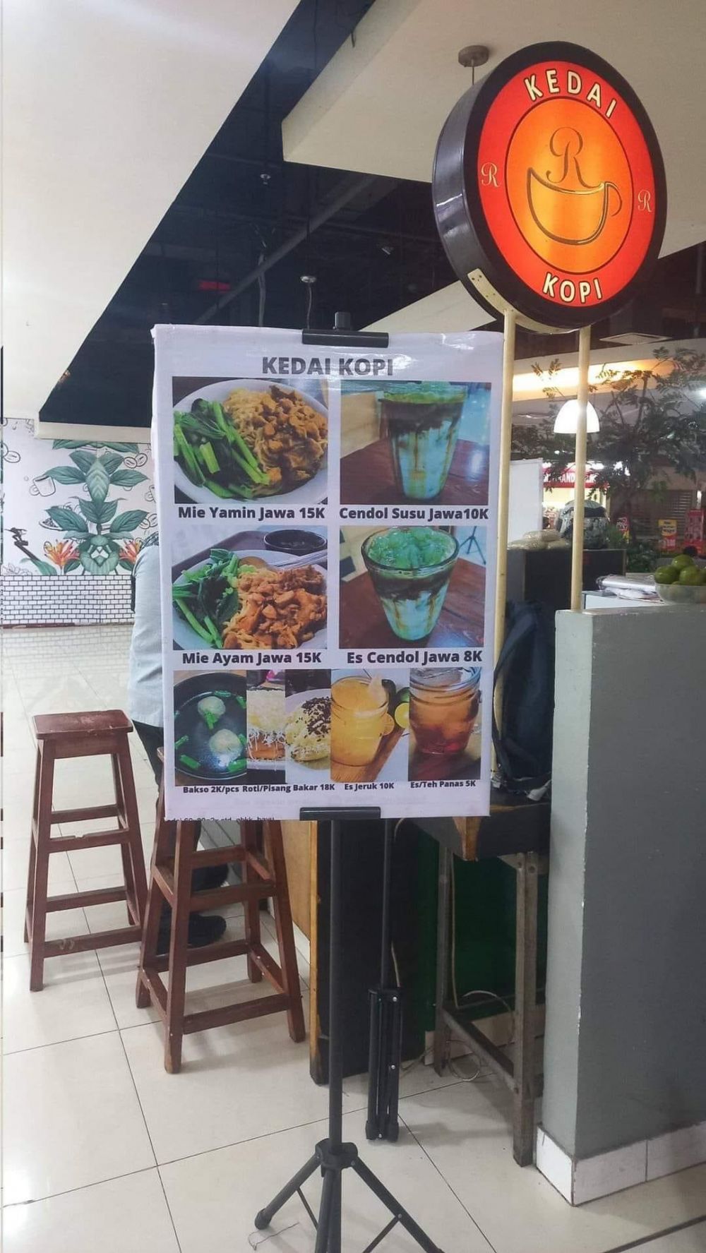 11 Potret nama warung dan menu nggak nyambung ini bikin mikir keras