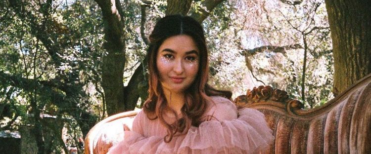 Trik makeup pakai kacamata ala Stephanie Poetri agar tidak cakey