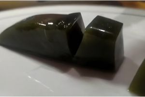 7 Cara bikin pewarna hitam alami untuk makanan, bisa pakai daun pisang