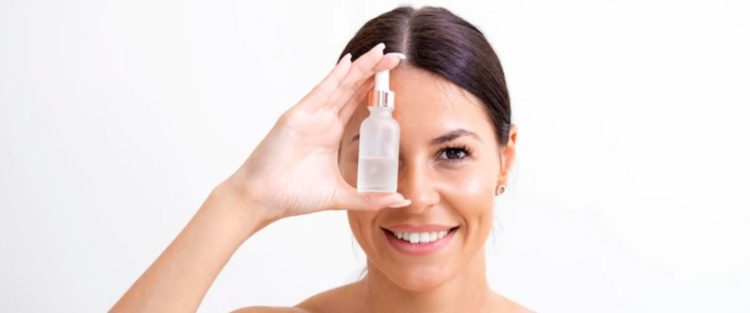 7 Cara gunakan serum wajah agar hasil optimal, cukup pakai 2-3 tetes