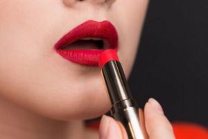 7 Tips agar lipstik tahan lama di bibir, rutin lakukan eksfoliasi