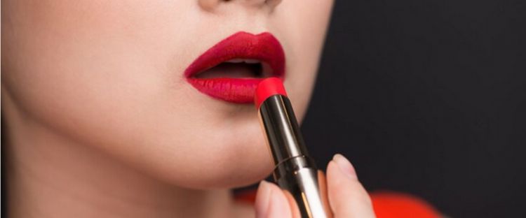 7 Tips agar lipstik tahan lama di bibir, rutin lakukan eksfoliasi