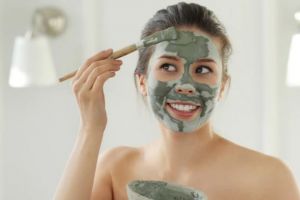 7 Cara pakai masker organik agar lebih optimal, bilas air hangat