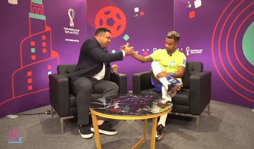 Bomber Brasil ini gosok kaki Ronaldo Nazario berharap dapat kekuatan