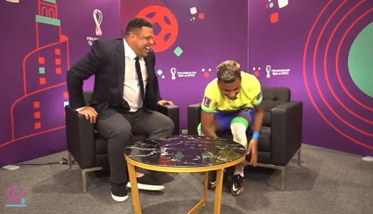 Bomber Brasil ini gosok kaki Ronaldo Nazario berharap dapat kekuatan