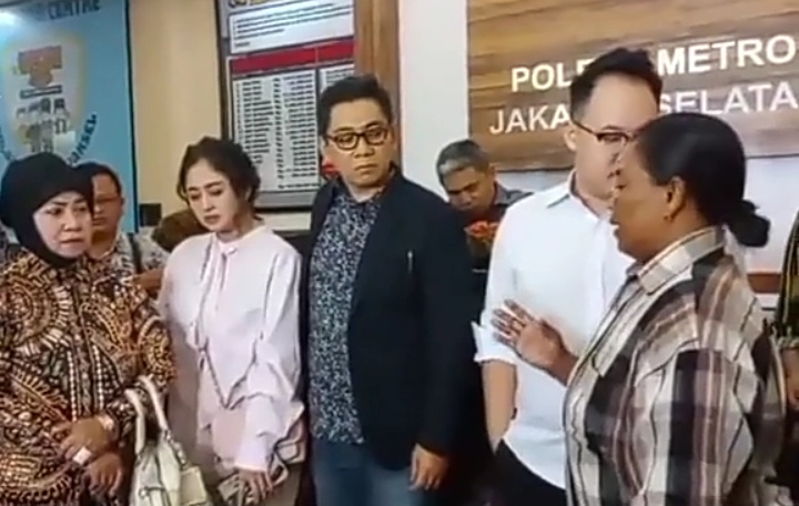 Momen penghina sujud minta maaf ke ibunda Dewi Perssik sambil nangis