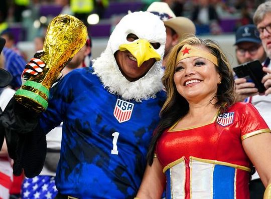 11 Potret kostum unik fans Piala Dunia 2022, totalitas dukung negara