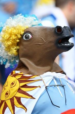 11 Potret kostum unik fans Piala Dunia 2022, totalitas dukung negara