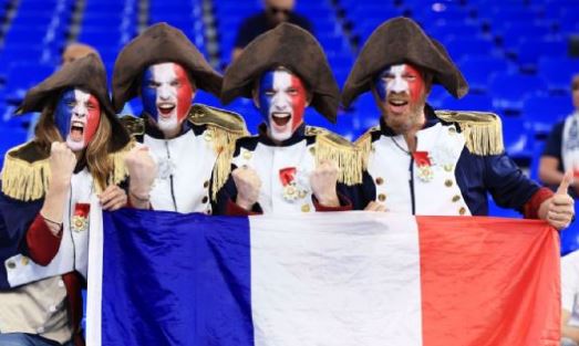 11 Potret kostum unik fans Piala Dunia 2022, totalitas dukung negara