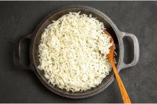 Trik simpel atasi nasi terlanjur kering di rice cooker, auto pulen