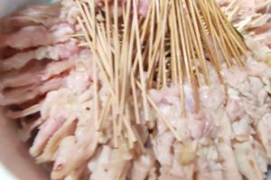 Tanpa masuk kulkas, ini cara menyimpan sate mentah agar tahan 2 hari