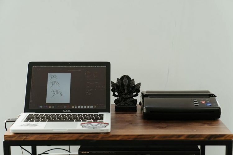 Cara menyambungkan printer ke laptop, cetak file jadi mudah
