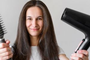 7 Tips pakai hair dryer agar rambut tidak rusak, atur suhu yang tepat