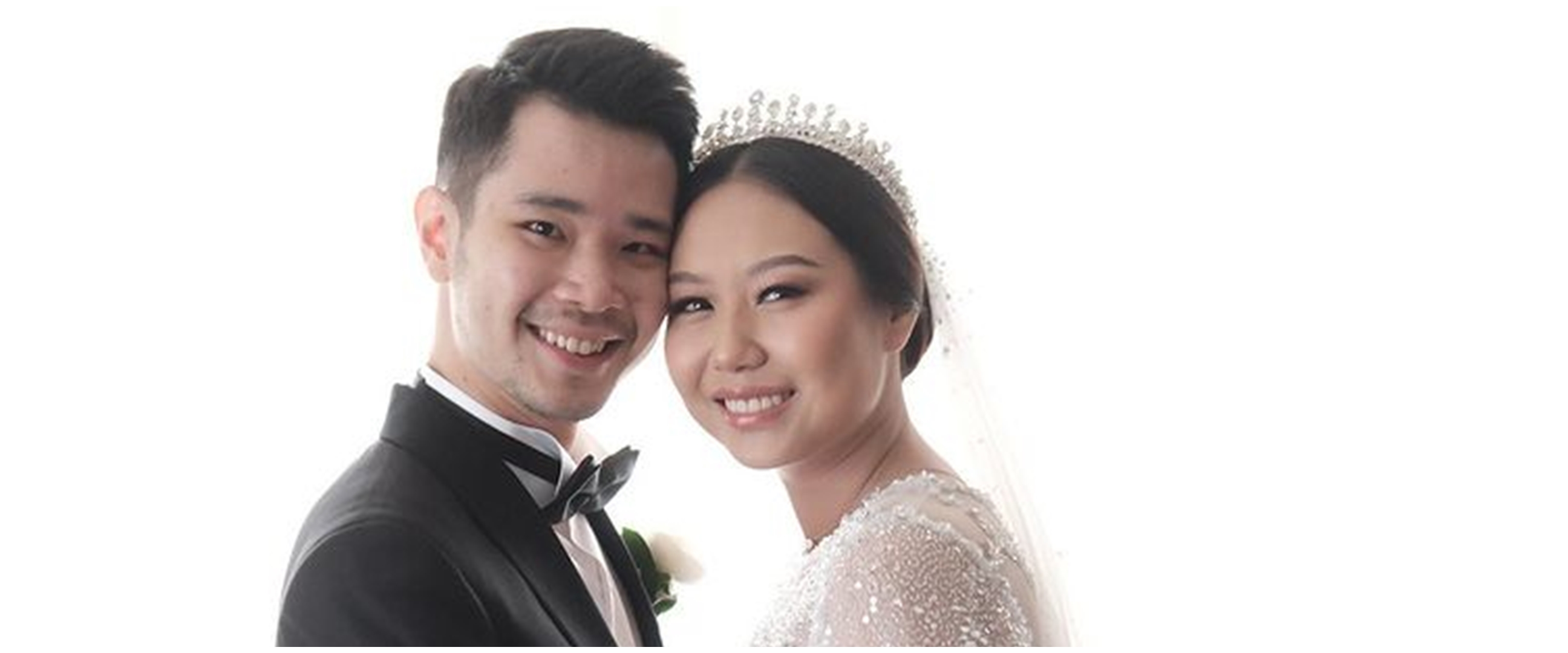 Sultan mah bebas!Jess No Limit & Sisca Kohl bagi suvenir nikah emas batangan 1 gram, ini 7 potretnya