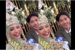 Momen manten pria pasrah saat mempelainya dipajang dengan cowok lain, ekspresinya bikin ngakak