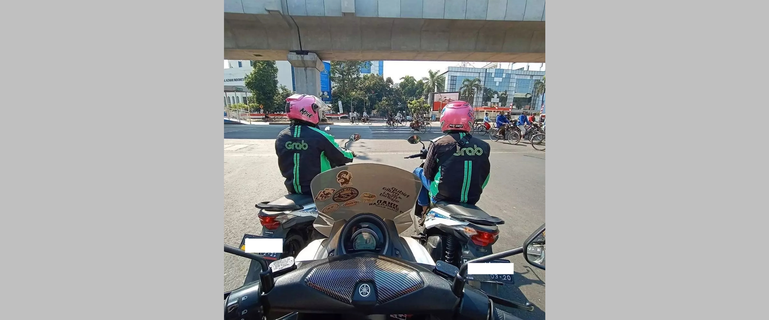 11 Momen kocak ketemu 'kembaran' pas naik kendaraan ini bikin cekikikan