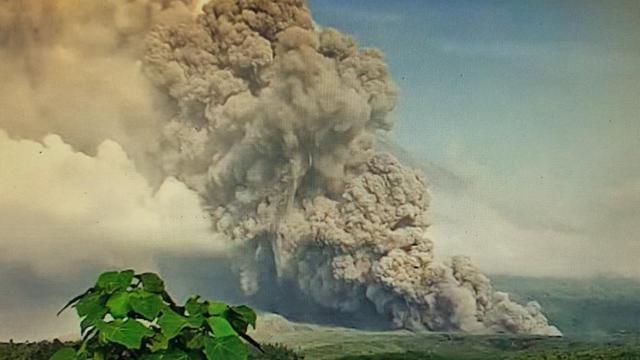 Terjadi guguran awan panas, status Gunung Semeru naik dari level siaga menjadi awas