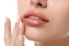 11 Rekomendasi lip primer bikin bibir halus, harga di bawah Rp 250 ribu