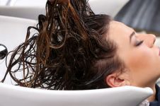 7 Tips menggunakan hair mask agar rambut sehat, cuci pakai air hangat