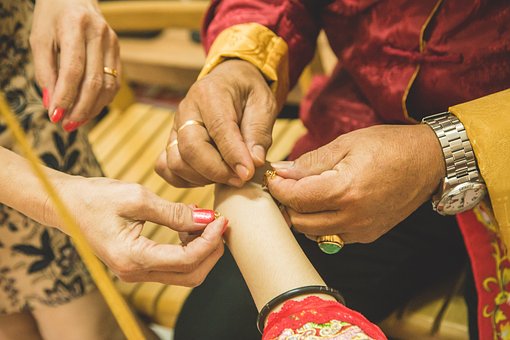 Demi biayai kakak menikah, wanita ini rela berhemat selama 12 tahun dan belikan saudara rumah