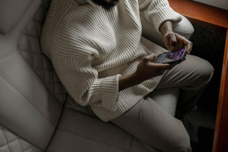 Pengguna smartphone tak perlu matikan perangkat saat naik pesawat, say good bye pada air plane mode