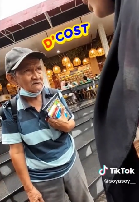 Pintar dan jago bahasa Inggris, kakek penjual buku keliling ini mengingatkan pada sosok BJ Habibie