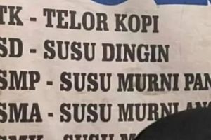 Pengin makan malah diajak mikir, 11 singkatan di spanduk menu ini nggak lazim banget