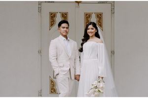 5 Penampakan kartu ucapan suvenir pernikahan Kaesang Pangarep dan Erina Gudono, elegan