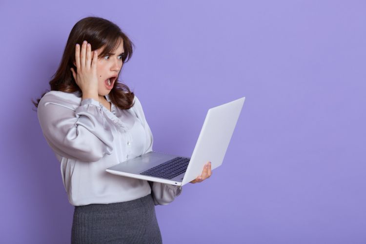 Cara mengatasi laptop layar hitam namun menyala, kenali juga penyebab utamanya