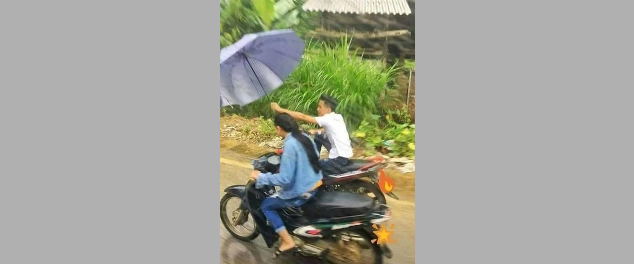 15 Kelakuan kocak orang naik kendaraan saat hujan ini ada-ada saja