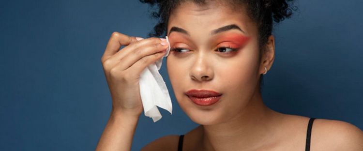 8 Tips membersihkan riasan mata dengan benar, lakukan double cleansing