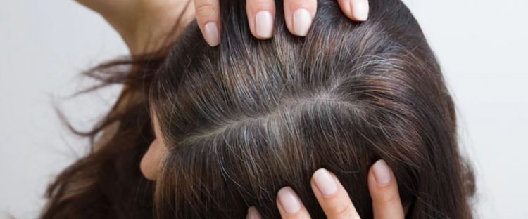 5 Cara mengecat rambut yang mulai beruban, warnai secara berkala