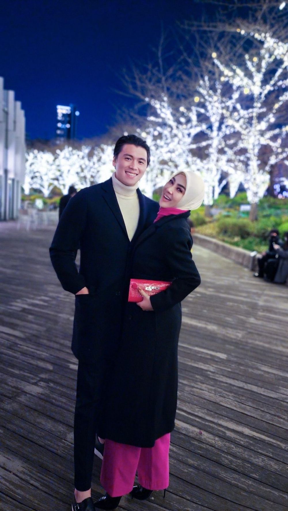 Tepis isu miring rumah tangganya, Syahrini unggah momen manis bareng Reino Barack