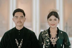 Anggun berkerudung hijau sage, ini 5 potret Erina Gudono jalani semaan Alquran